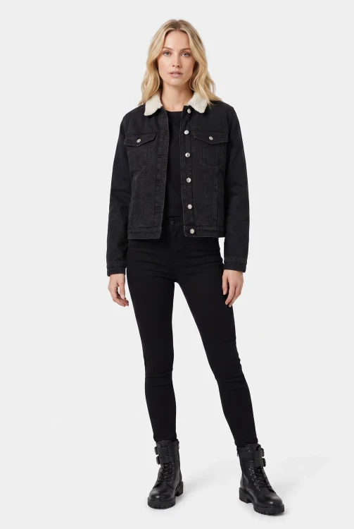 Primark-czarna-kurtka-na-kozuszku-jeansowa-modelka-przod.webp