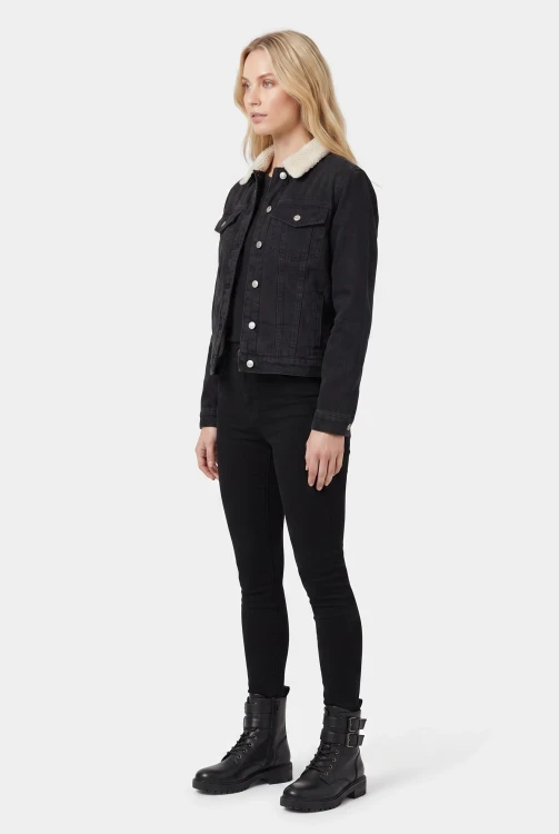 Primark-czarna-kurtka-na-kozuszku-jeansowa-modelka-przod2.webp
