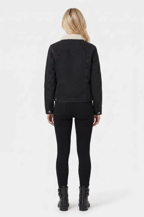 Primark-czarna-kurtka-na-kozuszku-jeansowa-modelka-tyl.webp