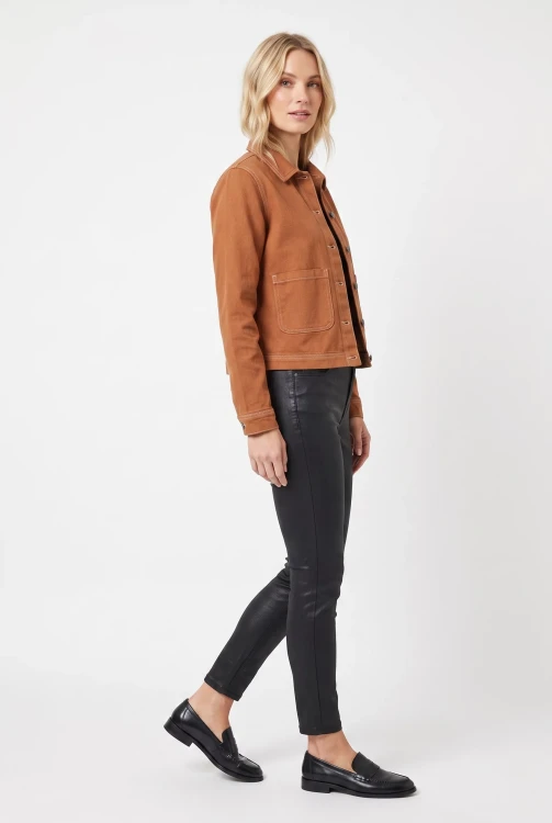 Tu-camel-jeansowa-kurtka-katana-modelka-bok.webp