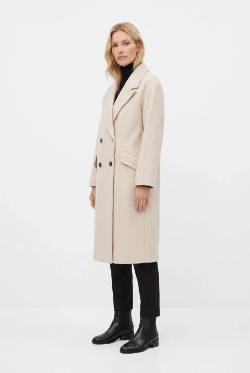 Bershka-jasnobezowy-damski-plaszcz-guziki-modelka-bok.webp