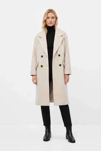 Bershka-jasnobezowy-damski-plaszcz-guziki-modelka-przod.webp