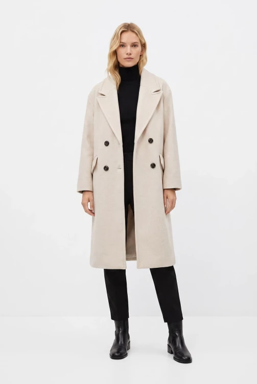 Bershka-jasnobezowy-damski-plaszcz-guziki-modelka-przod.webp