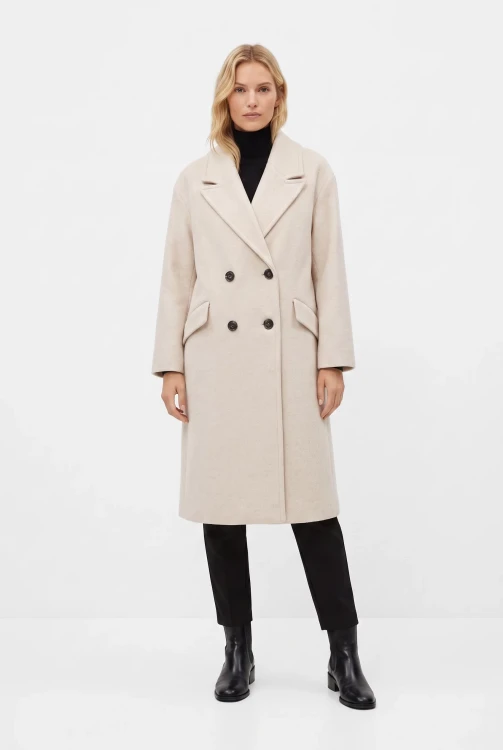 Bershka-jasnobezowy-damski-plaszcz-guziki-modelka-przod2.webp