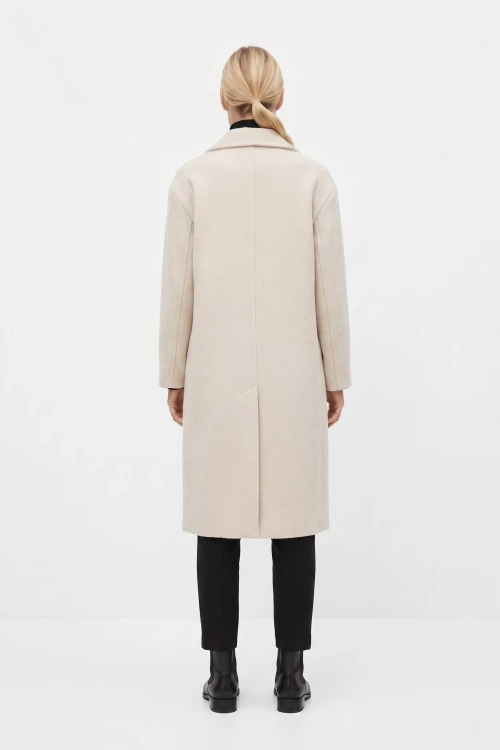 Bershka-jasnobezowy-damski-plaszcz-guziki-modelka-tyl.webp