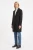 Primark-czarny-damski-plaszcz-guzik-modelka-bok.webp