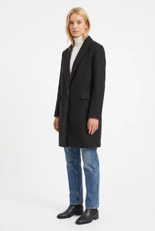 Primark-czarny-damski-plaszcz-guzik-modelka-bok.webp