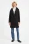 Primark-czarny-damski-plaszcz-guzik-modelka-przod.webp