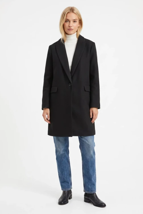 Primark-czarny-damski-plaszcz-guzik-modelka-przod.webp