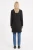 Primark-czarny-damski-plaszcz-guzik-modelka-tyl.webp