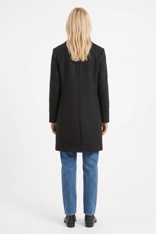Primark-czarny-damski-plaszcz-guzik-modelka-tyl.webp