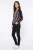 Dorothy-Perkins-kurtka-bomberka-geometryczny-wzor-modelka-bok.webp