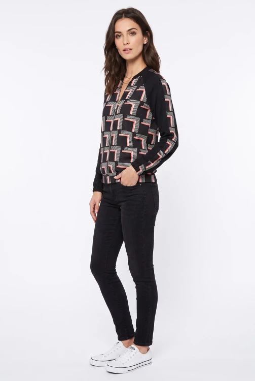 Dorothy-Perkins-kurtka-bomberka-geometryczny-wzor-modelka-bok.webp