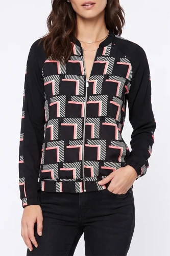 Dorothy-Perkins-kurtka-bomberka-geometryczny-wzor-modelka-glowne.webp