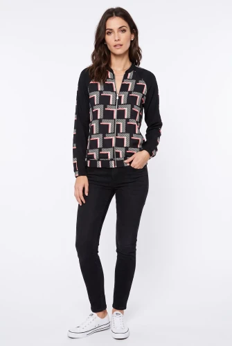 Dorothy-Perkins-kurtka-bomberka-geometryczny-wzor-modelka-przod.webp