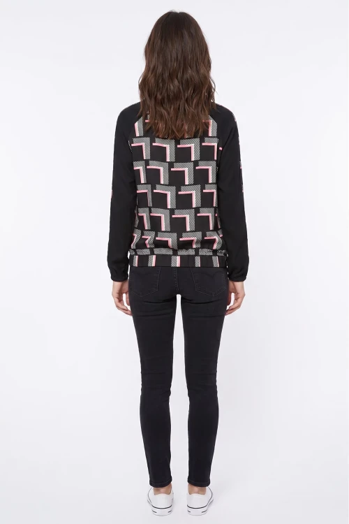 Dorothy-Perkins-kurtka-bomberka-geometryczny-wzor-modelka-tyl.webp