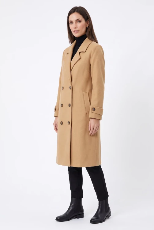 Pretty-little-thing-bezowy-dlugi-dwurzedowy-plaszcz-modelka-przod2.webp