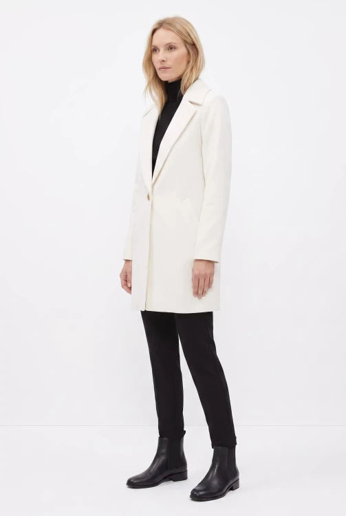 Wallis-bialy-damski-plaszcz-modelka-bok.webp
