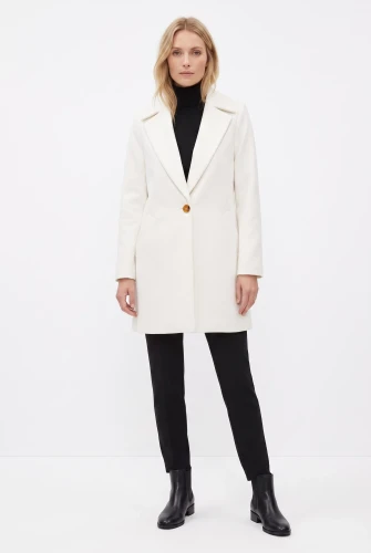 Wallis-bialy-damski-plaszcz-modelka-przod.webp