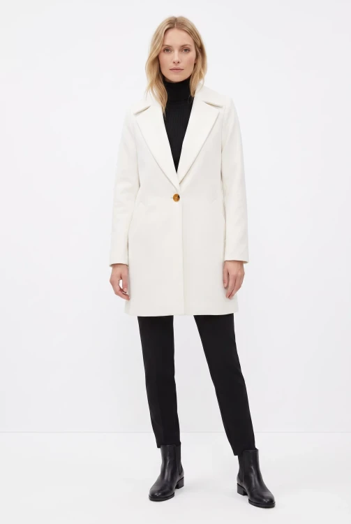 Wallis-bialy-damski-plaszcz-modelka-przod.webp