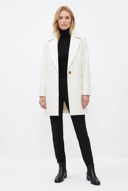 Wallis-bialy-damski-plaszcz-modelka-przod2.webp