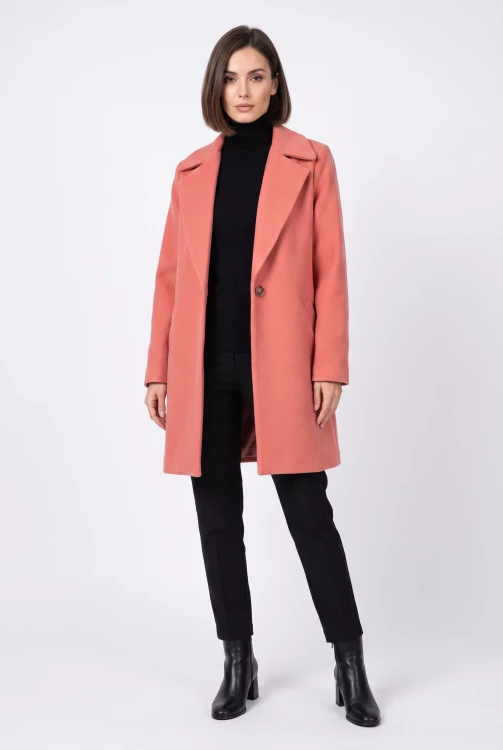 Wallis-lososiowy-damski-plaszcz-modelka-przod2.webp