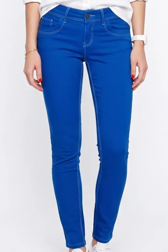 C&A-ciemnoniebieskie-spodnie-jeansy-modelka-glowne.webp
