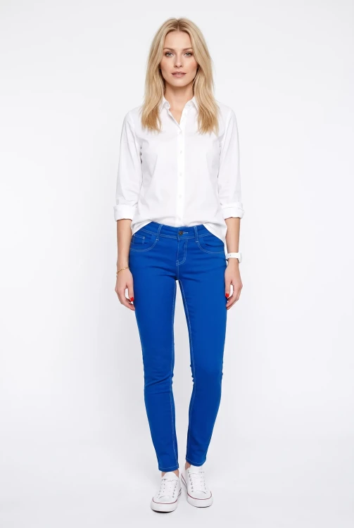 C&A-ciemnoniebieskie-spodnie-jeansy-modelka-przod.webp