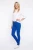 C&A-ciemnoniebieskie-spodnie-jeansy-modelka-przod2.webp