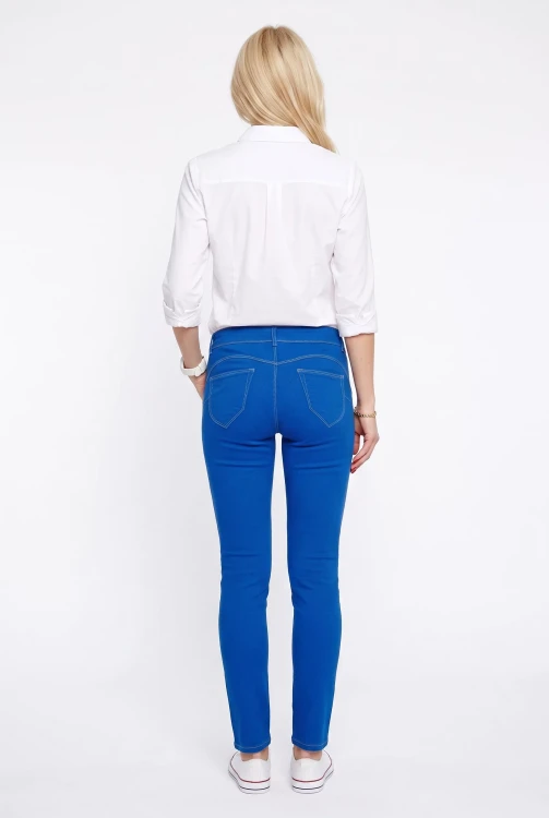 C&A-ciemnoniebieskie-spodnie-jeansy-modelka-tyl.webp