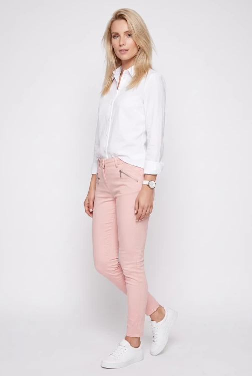 George-rozowe-spodnie-jeansy-zamek-modelka-bok.webp