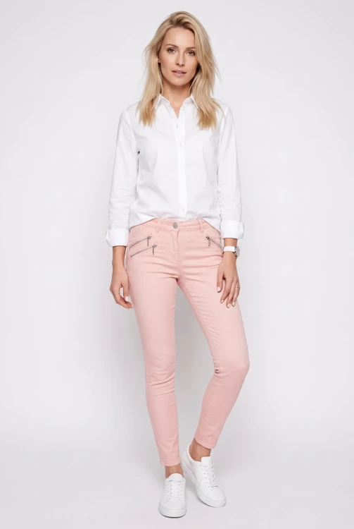 George-rozowe-spodnie-jeansy-zamek-modelka-przod.webp