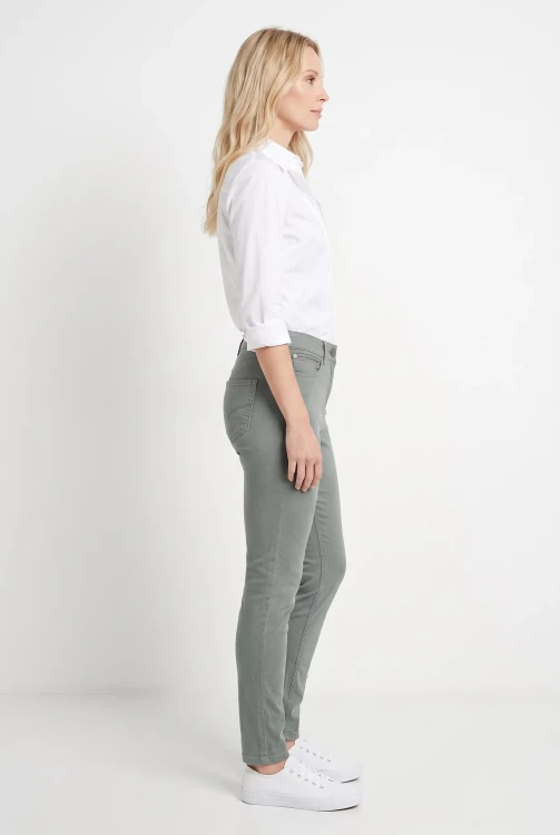 George-grafitowe-spodnie-jeansy-zamek-modelka-bok2.webp