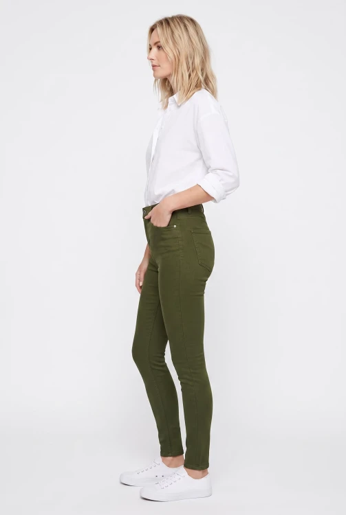 Mim-oliwkowe-spodnie-jeansy-modelka-bok.webp