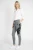 Primark-grafitowe-spodnie-jeansy-z-haftem-modelka-bok.webp