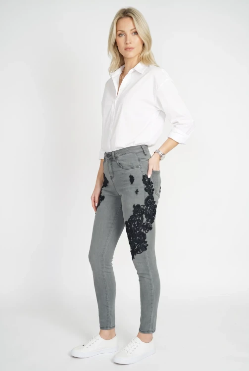 Primark-grafitowe-spodnie-jeansy-z-haftem-modelka-bok.webp