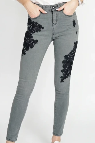 Primark-grafitowe-spodnie-jeansy-z-haftem-modelka-glowne.webp