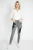 Primark-grafitowe-spodnie-jeansy-z-haftem-modelka-przod.webp