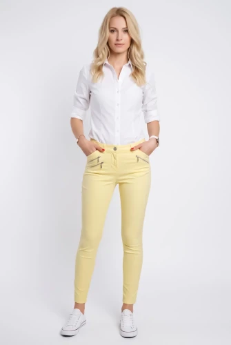 George-cytrynowe-spodnie-jeansy-zamki-modelka-przod.webp