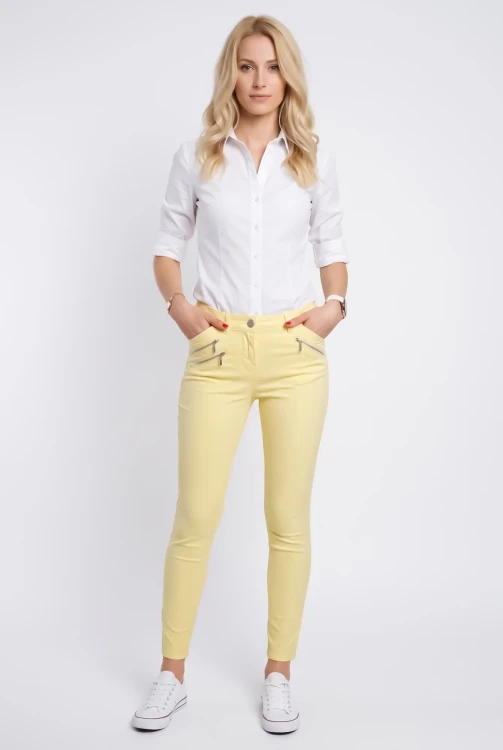 George-cytrynowe-spodnie-jeansy-zamki-modelka-przod.webp