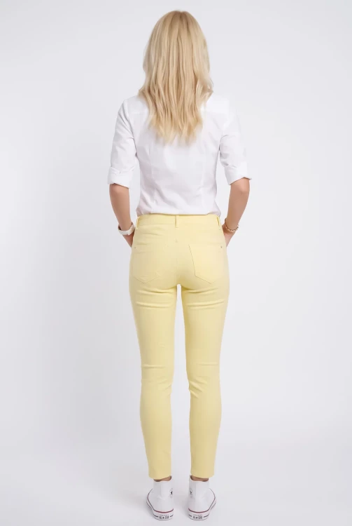 George-cytrynowe-spodnie-jeansy-zamki-modelka-tyl.webp