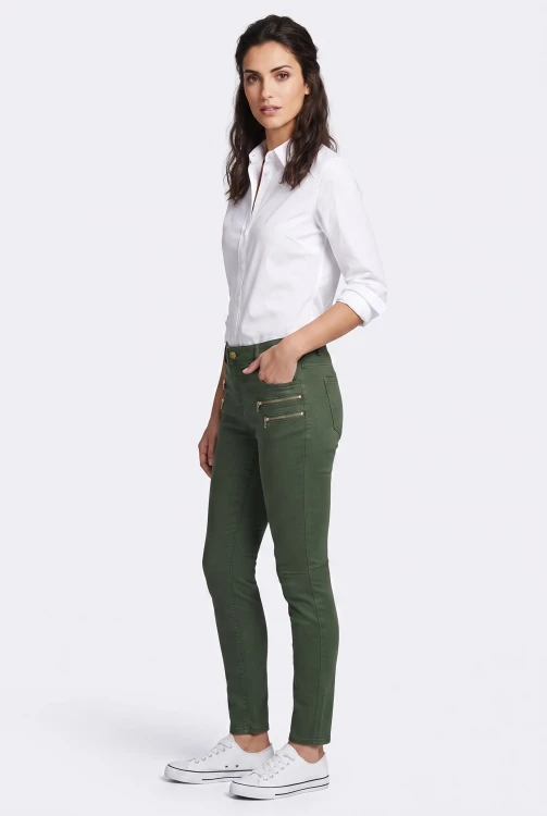 C&A-oliwkowe-spodnie-jeansy-push-up-look-modelka-bok.webp