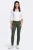 C&A-oliwkowe-spodnie-jeansy-push-up-look-modelka-przod.webp