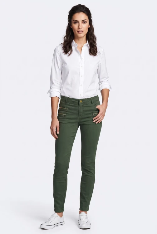 C&A-oliwkowe-spodnie-jeansy-push-up-look-modelka-przod.webp