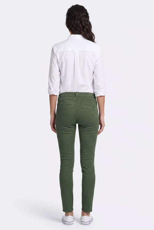 C&A-oliwkowe-spodnie-jeansy-push-up-look-modelka-tyl.webp