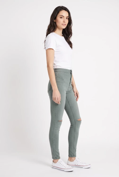 Forever21-grafitowe-spodnie-jeansy-z-dziurami-modelka-bok.webp