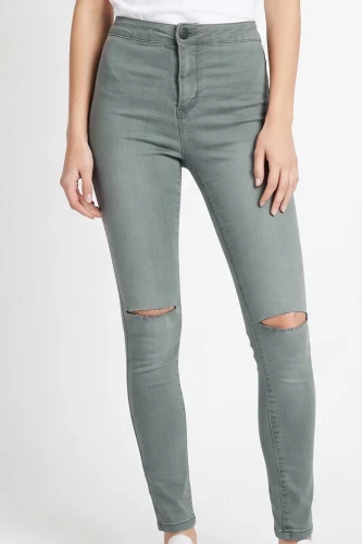 Forever21-grafitowe-spodnie-jeansy-z-dziurami-modelka-glowne.webp