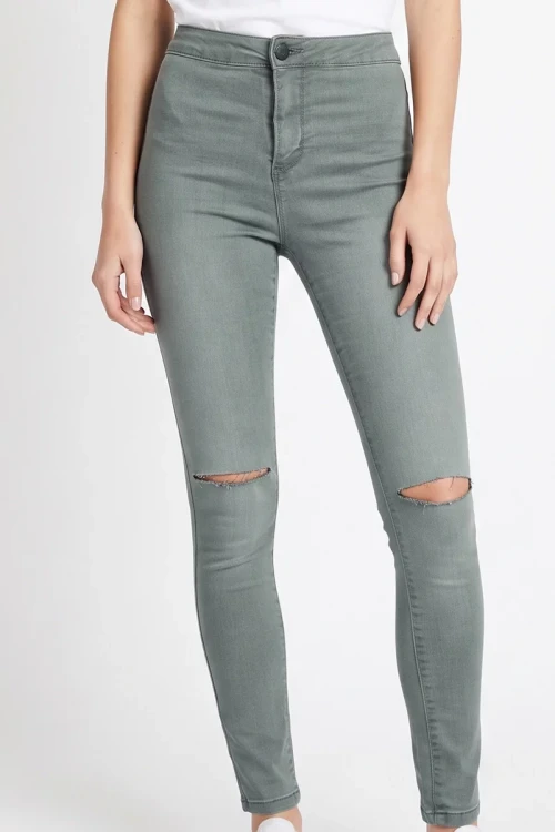 Forever21-grafitowe-spodnie-jeansy-z-dziurami-modelka-glowne.webp