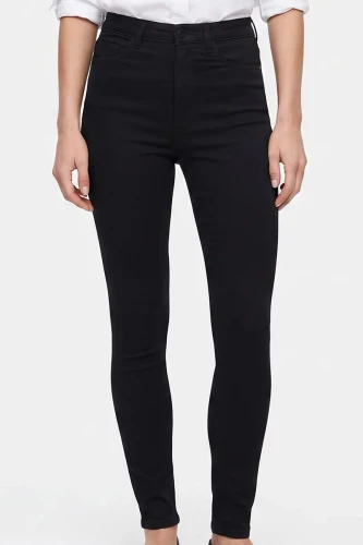 H&M-czarne-spodnie-jeansy-wysoki-stan-modelka-glowne.webp