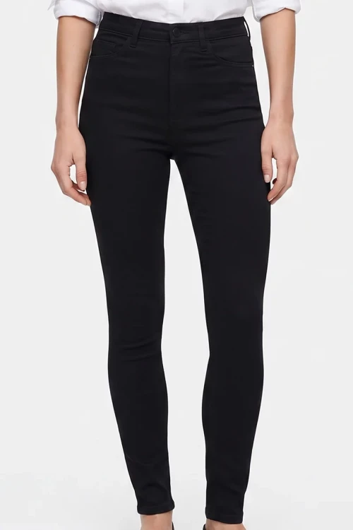 H&M-czarne-spodnie-jeansy-wysoki-stan-modelka-glowne.webp